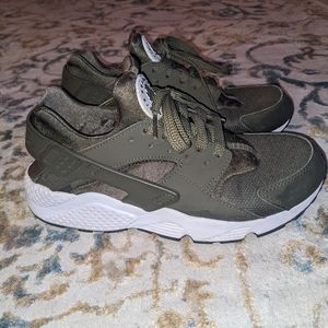 Nike Huarache olive green